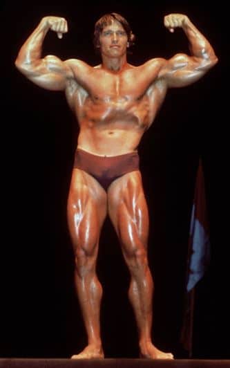 Arnold Schwarzenegger posando en uno de sus campeonatos